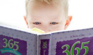 Criança lendo / Foto: George Hodan