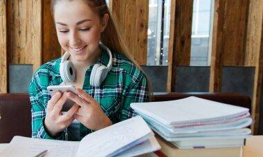 dicas de estudos para adolescentes menina estudando
