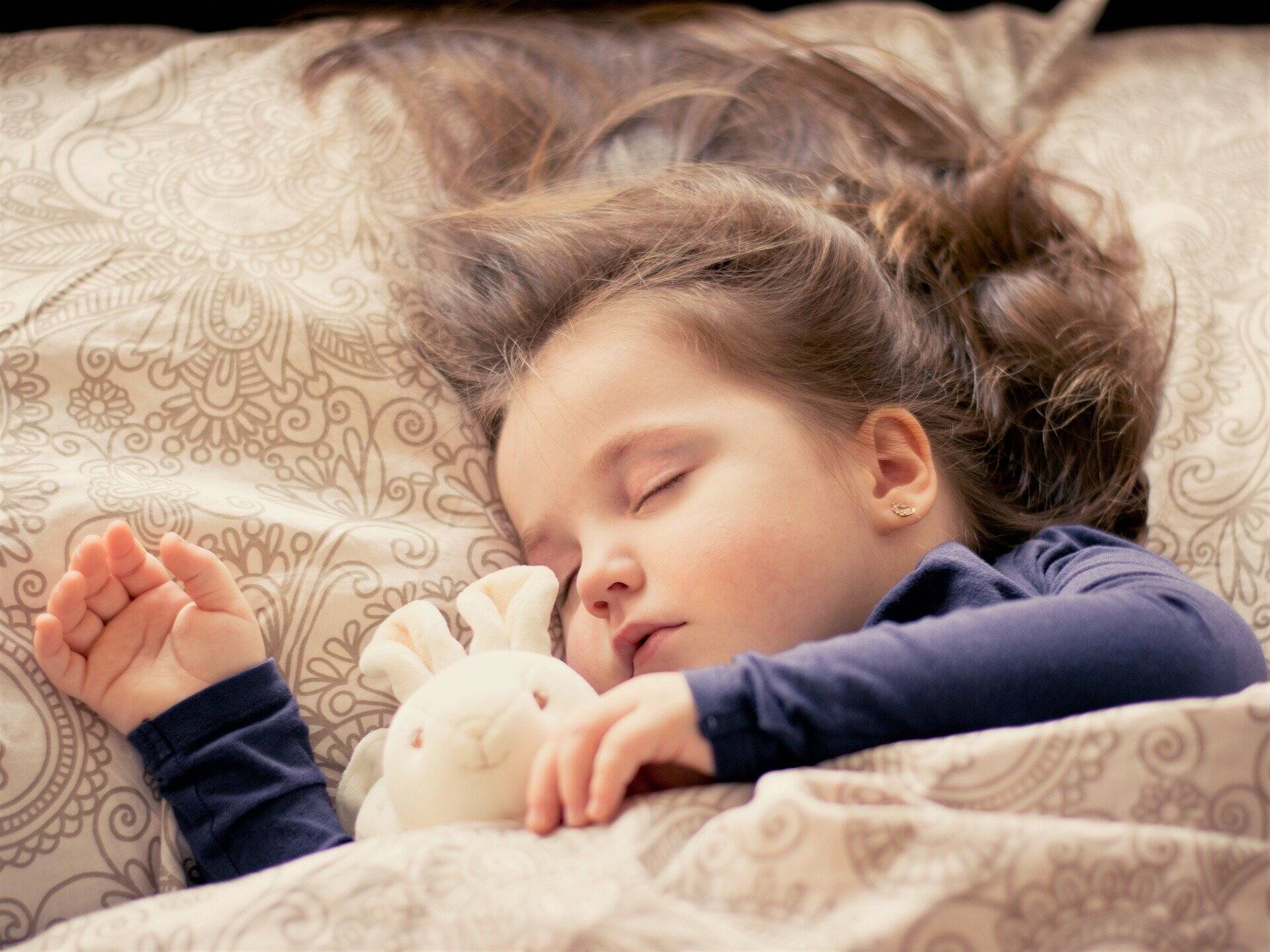Por que não devemos deixar as crianças dormirem tarde durante a quarentena?
