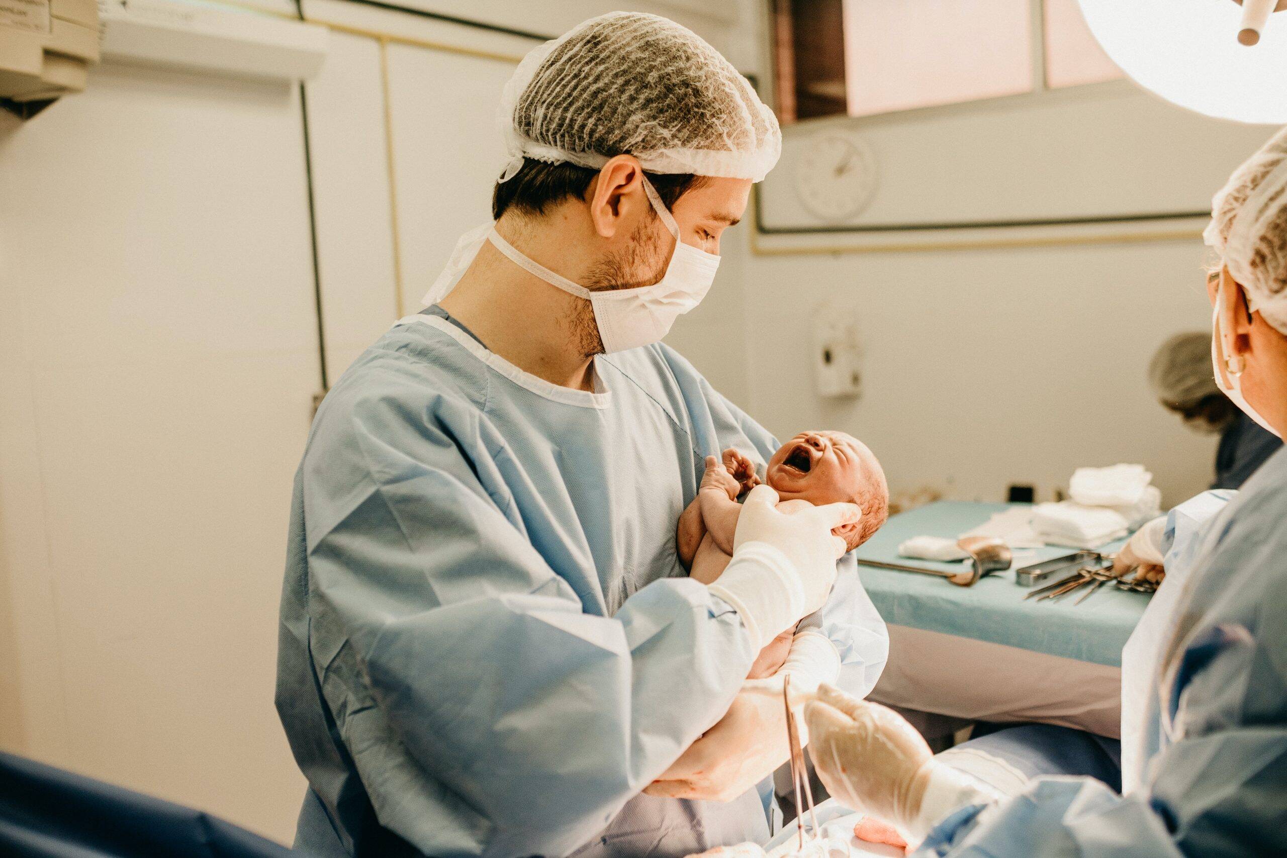 Maternidade cobra taxa pré-parto de R$ 1800 de mães que “demoram” no centro obstétrico 