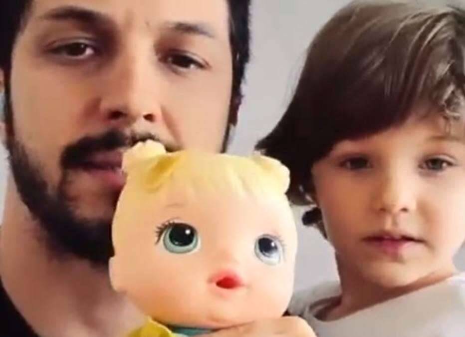 Romulo Estrela fala sobre tabu de meninos brincarem com bonecas