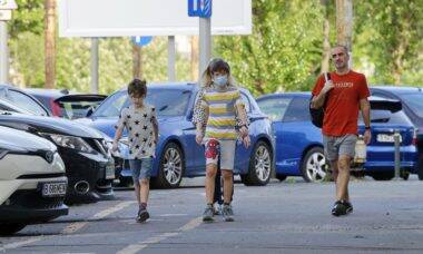 Pediatras rebatem recomendação da OMS sobre uso de máscaras em crianças com menos de 5 anos