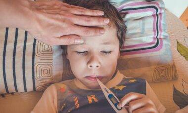 Diarreia e vômito podem ter ligação a casos graves de covid-19 em crianças