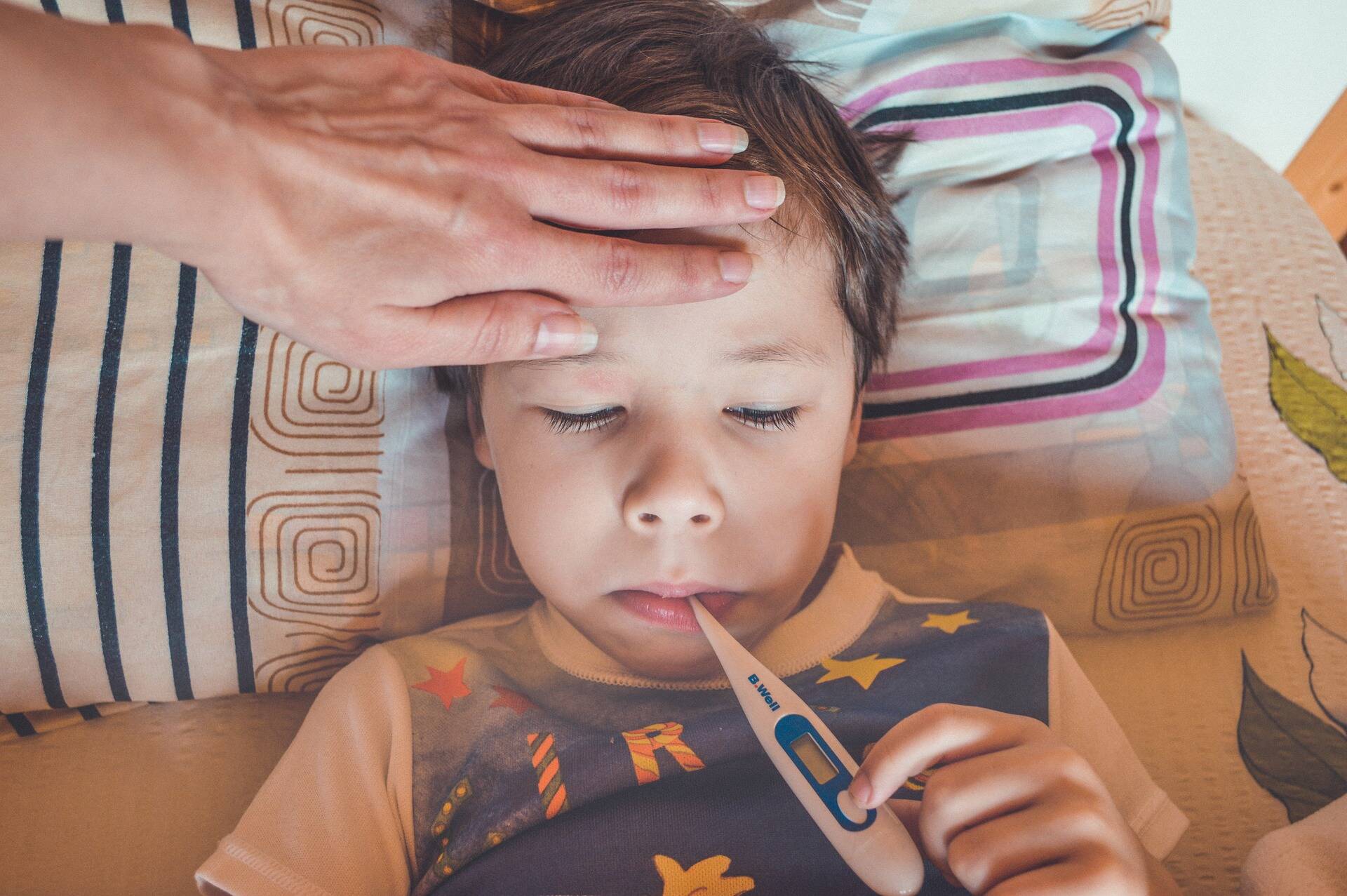 Diarreia e vômito podem ter ligação a casos graves de covid-19 em crianças