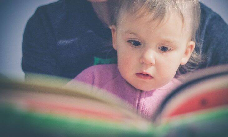 Leitura ajuda no desenvolvimento verbal das crianças, mesmo com pais de baixa escolaridade