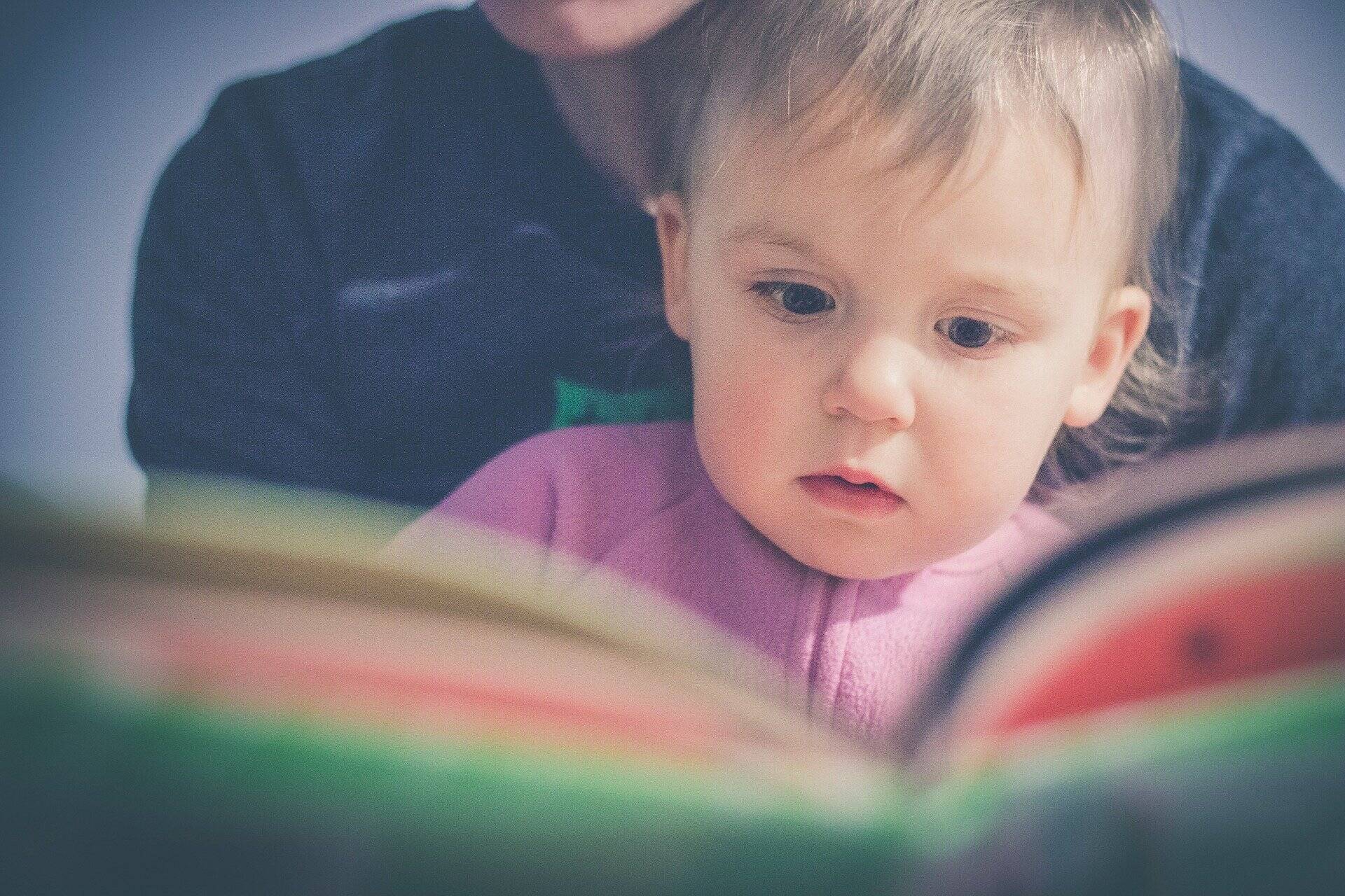 Leitura ajuda no desenvolvimento verbal das crianças, mesmo com pais de baixa escolaridade 