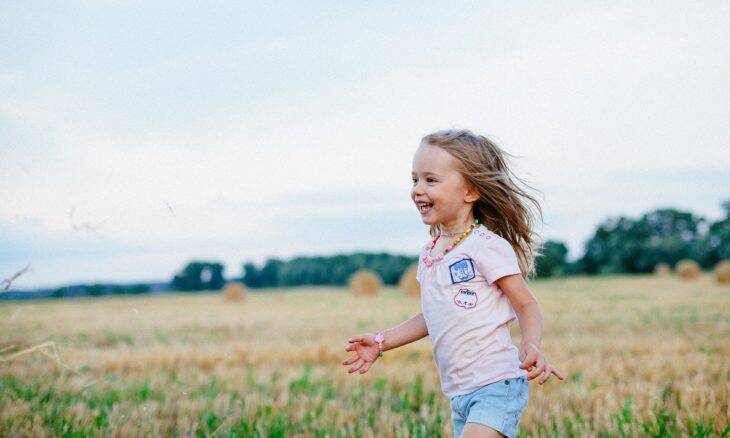 Brincar na natureza traz benefícios para a saúde das crianças