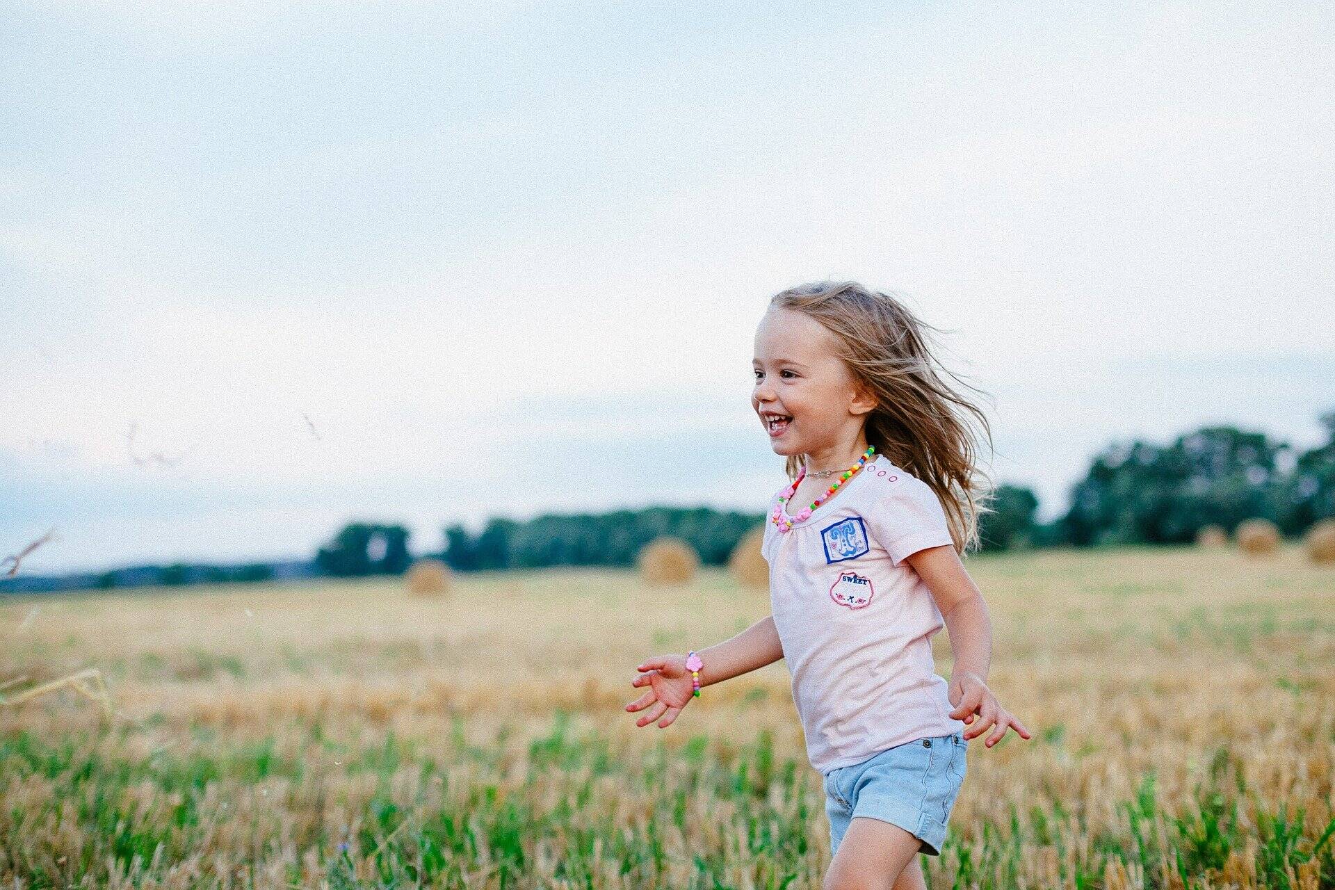 Brincar na natureza traz benefícios para a saúde das crianças