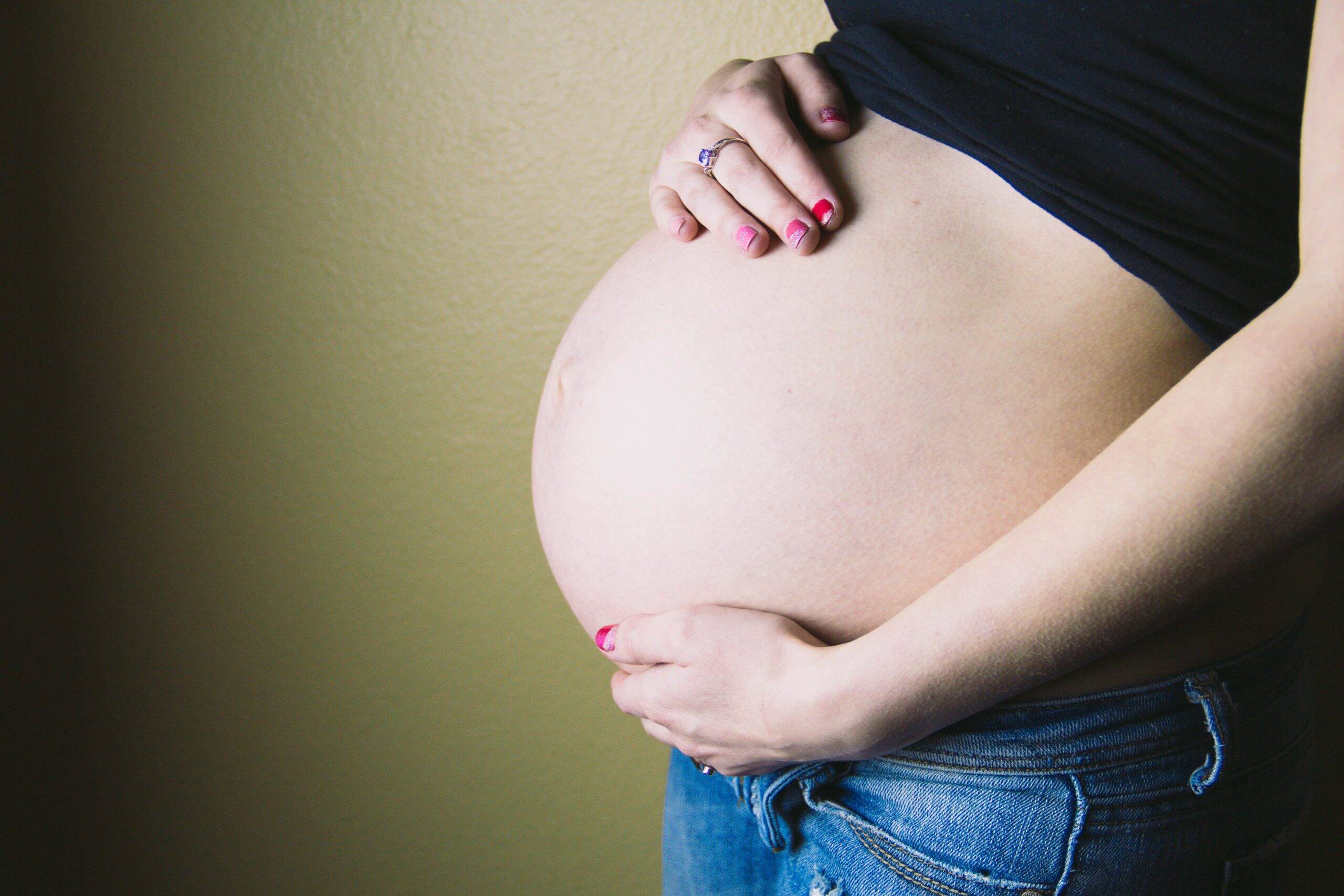 Pandemia leva mulheres a adiarem gravidez e causa estresse em gestantes e novas mães