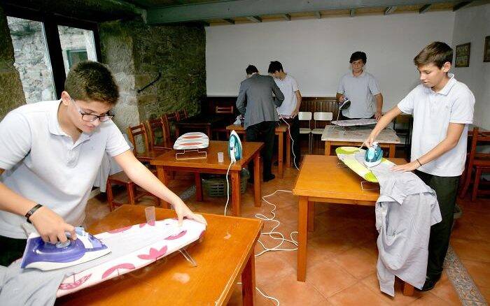 Escola na Espanha ensina meninos a fazerem tarefas domésticas