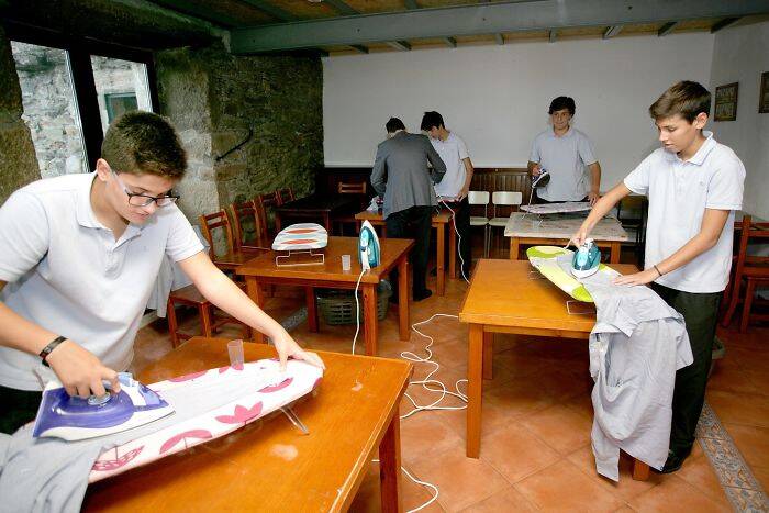 Escola na Espanha ensina meninos a fazerem tarefas domésticas