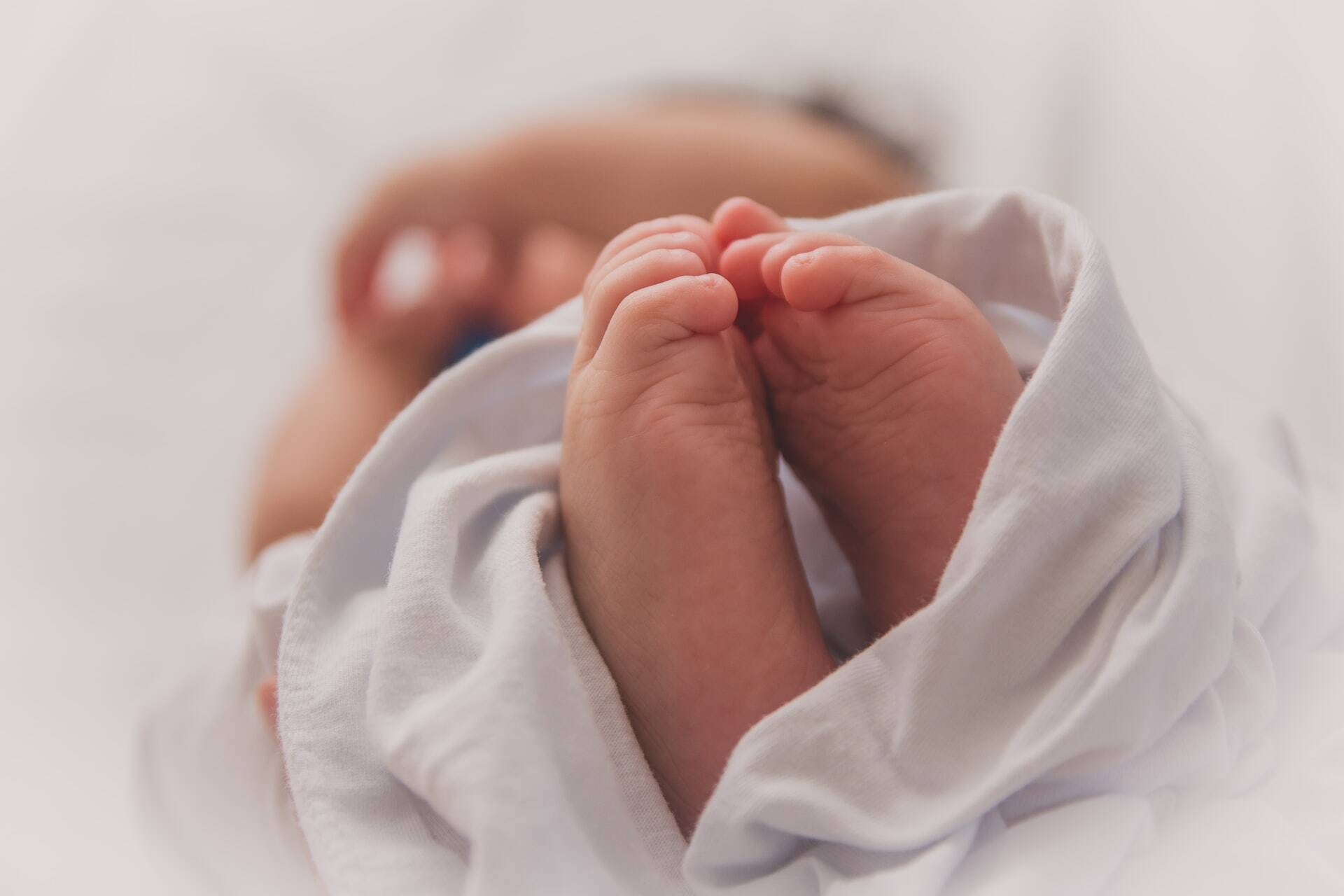 Um terço dos recém nascidos infectados com Covid-19 contraíram a doença antes ou durante o nascimento
